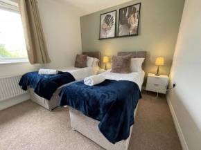 Aylesbury House with Free Parking, Super-Fast Wifi and Smart TV with Netflix by Yoko Property